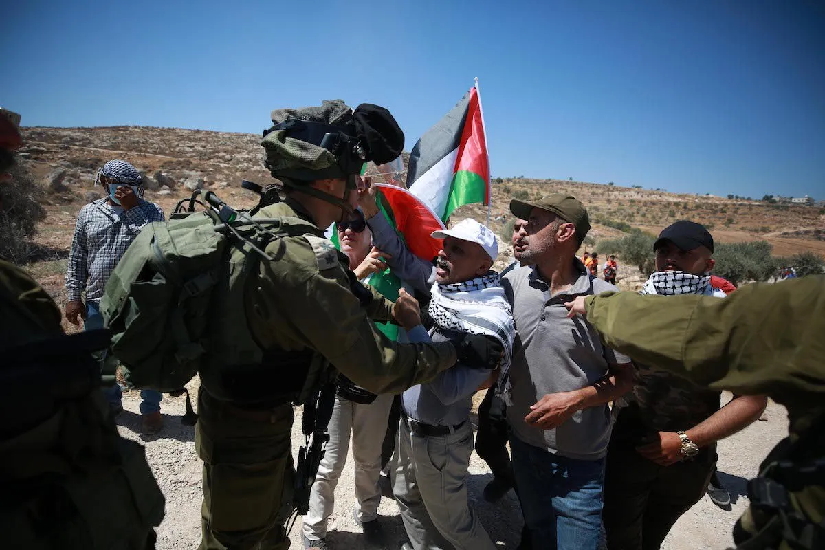 Forças israelenses reprimem protesto palestino contra expansão de assentamentos ilegais em Ramallah, na Cisjordânia ocupada, 29 de julho de 2022 [Issam Rimawi/Agência Anadolu]