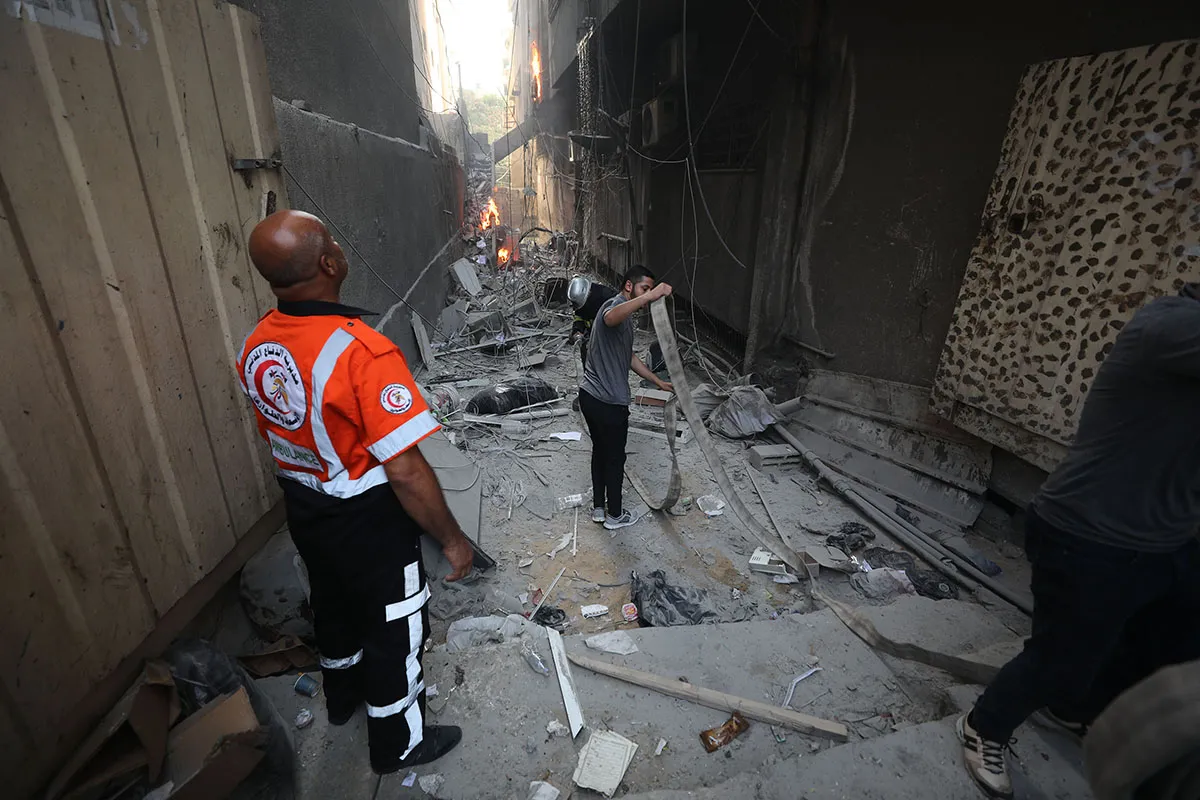 Equipes da defesa civil resgatam feridos na Faixa de Gaza [muhabarishaji.com]