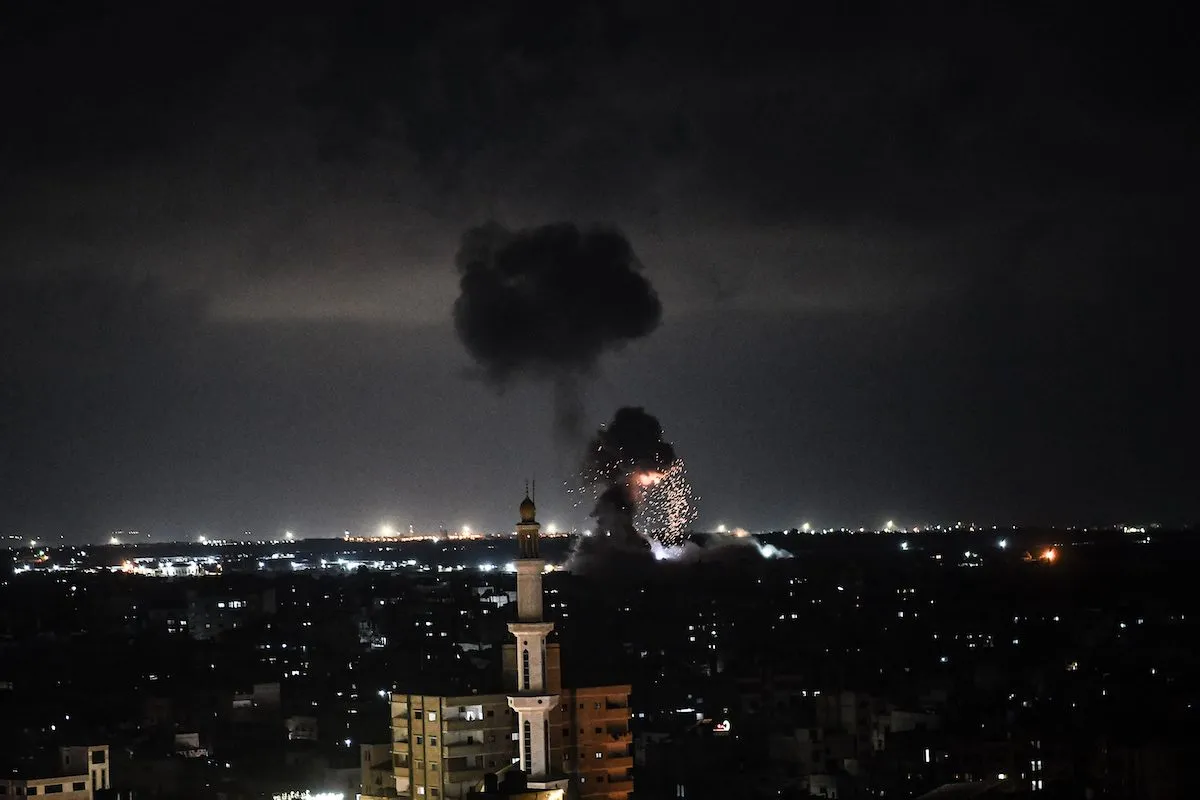 Fumaça e chamas aumentam à medida que os ataques aéreos israelenses sobre a Faixa de Gaza continuam, em Khan Yunis, Gaza, em 05 de agosto , 2022. [Abed Zagout - Agência Anadolu]
