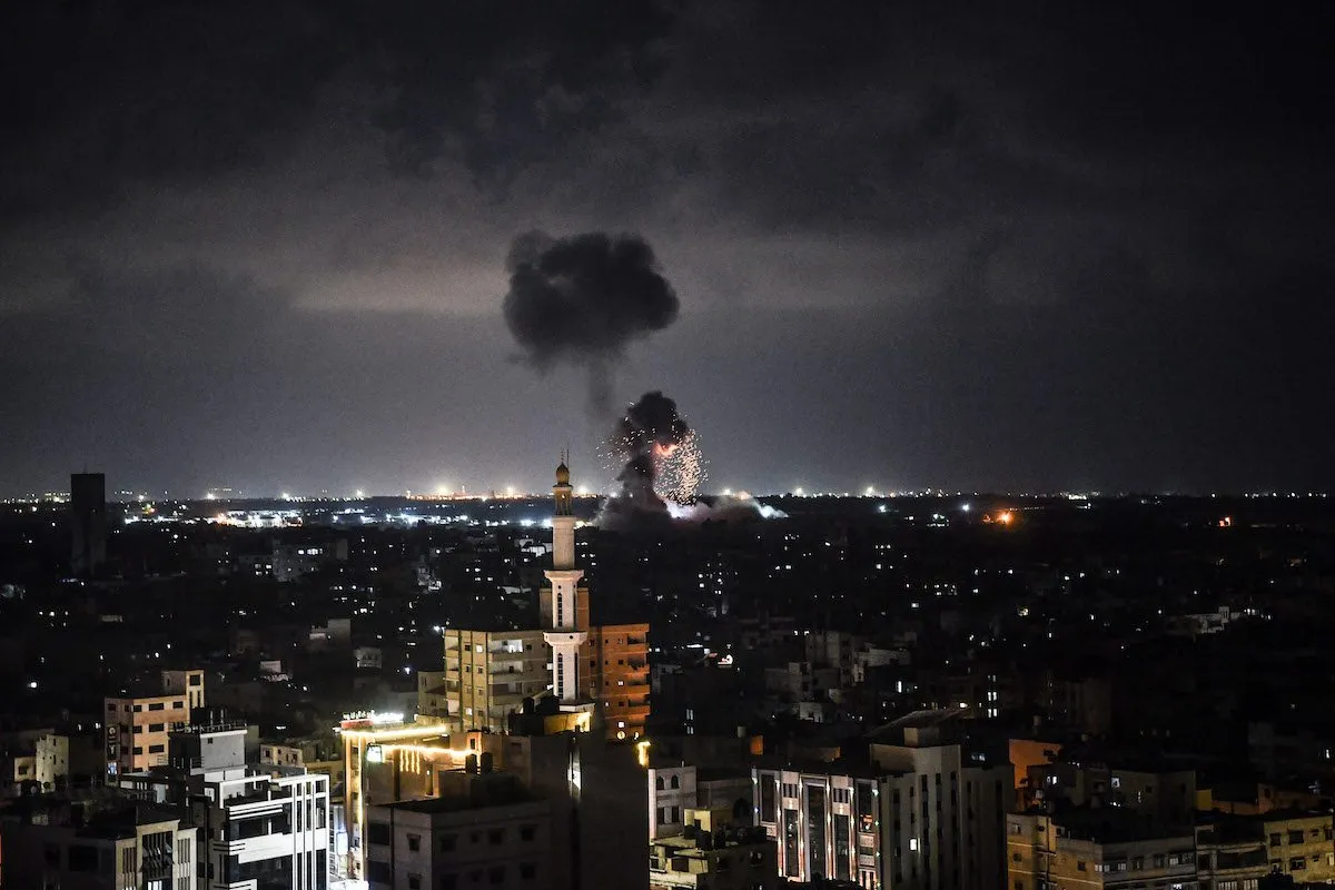 Fumaça e chamas aumentam à medida que os ataques aéreos israelenses sobre a Faixa de Gaza continuam, em Khan Yunis, Gaza, em 05 de agosto de 2022 [Abed Zagout - Agência Anadolu]
