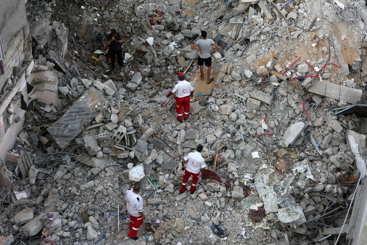 Uma visão isão da destruição após o ataque israelense a Rafah, no sul da Faixa de Gaza, em 7 de agosto de 2022. Pelo menos sete pessoas foram mortas em um ataque israelense a Rafah, disseram autoridades locais no domingo. Sete corpos, incluindo um menino e duas mulheres, foram resgatados dos escombros de um prédio que foi alvo de Israel, disse o porta-voz do Ministério do Interior do Hamas, Iyad al-Buzum. [Abed Rahim Khatib/Agência Anadolu]