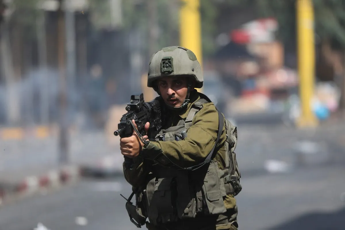 Soldados israelenses reprimem manifestantes palestinos durante um protesto em Hebron, Cisjordânia, em 09 de agosto de 2022 [Mamoun Wazwaz /Agência Anadolu]

