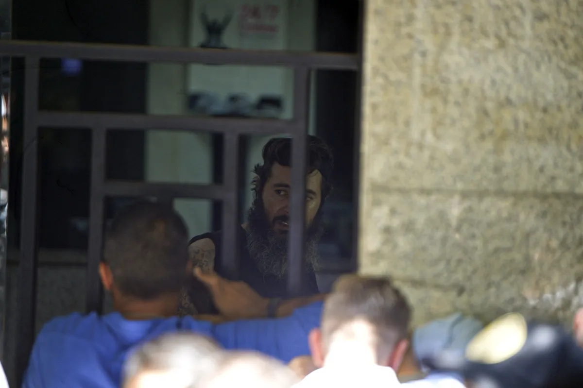 Suspeito durante invasão ao Banco Federal do Líbano, no centro de Beirute, em 11 de agosto de 2022 [Houssam Shbaro/Agência Anadolu Agency]