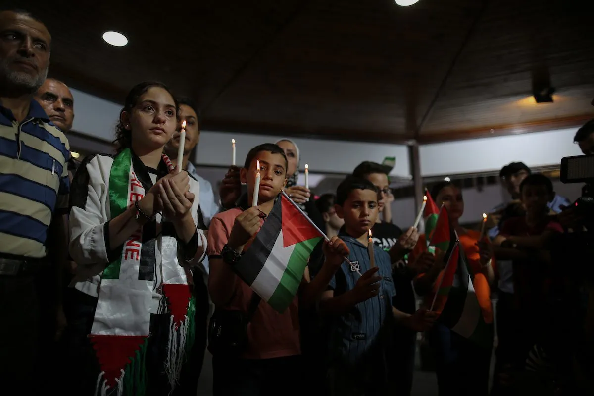 Crianças palestinas realizam vigília no hospital de al-Shifa, na Cidade de Gaza, em 11 de agosto de 2022 [Ali Jadallah/Agência Anadolu]
