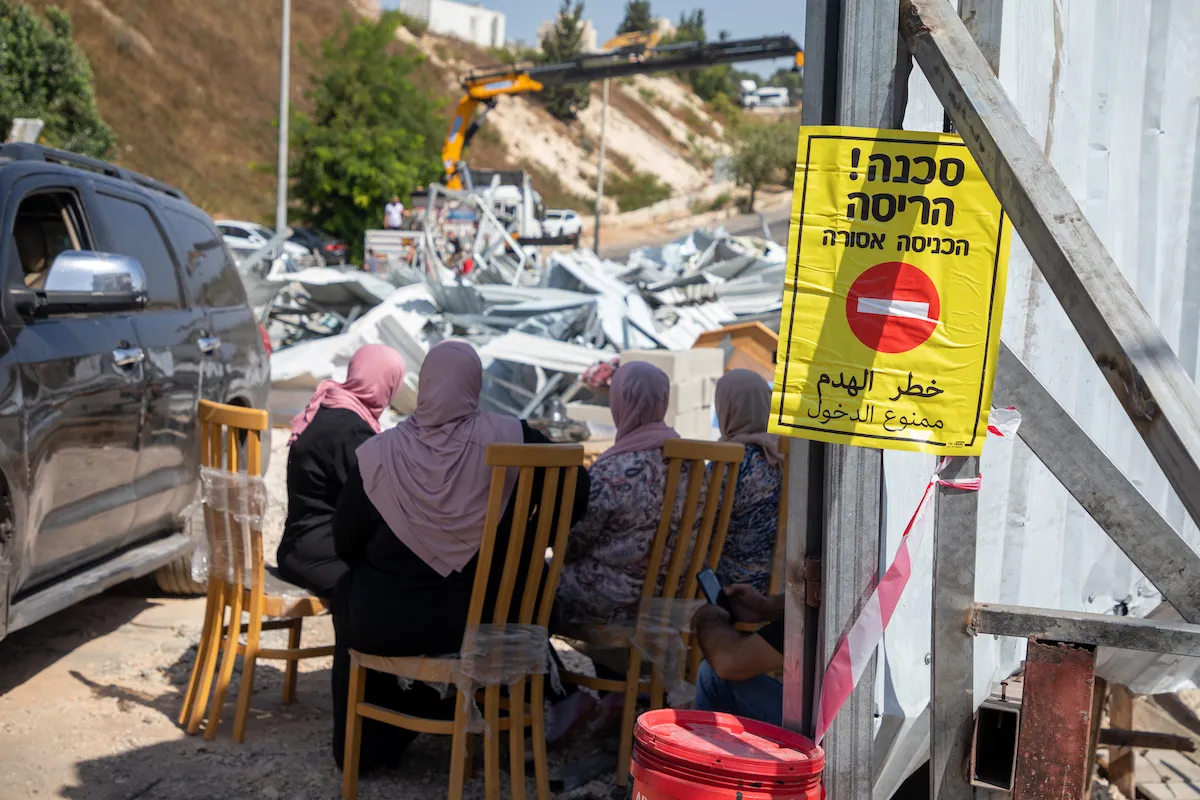 Forças de ocupação israelenses demolim um salão de eventos em Issawiya, no leste ocupado Jerusalém, em 16 de agosto de 2022, alegando que foi construída com a licença de construção necessária [Eyad Tawil/Agência Anadolu]
