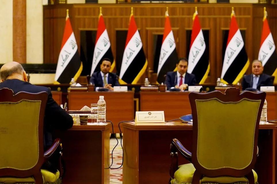 O primeiro-ministro iraquiano Mustafa Al-Kadhimi realiza uma reunião de diálogo nacional com representantes de partidos políticos na presença do presidente iraquiano Barham Salih, a representante especial da secretária-geral da Missão de Assistência das Nações Unidas para o Iraque, Jeanine Hennis Plasschaert, e os chefes do legislativo e do judiciário em Bagdá, Iraque, em 1º de agosto 7, 2022. [Assessoria de Imprensa do PM Iraquiano - Agência Anadolu]
