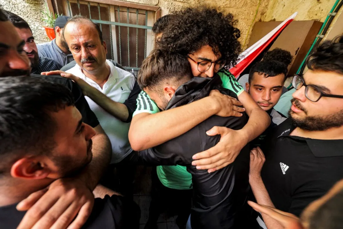 Família de Ali Hassan Harb lamenta seu assassinato por  um colono que o esfaqueou até a morte [ajplus/Twitter]