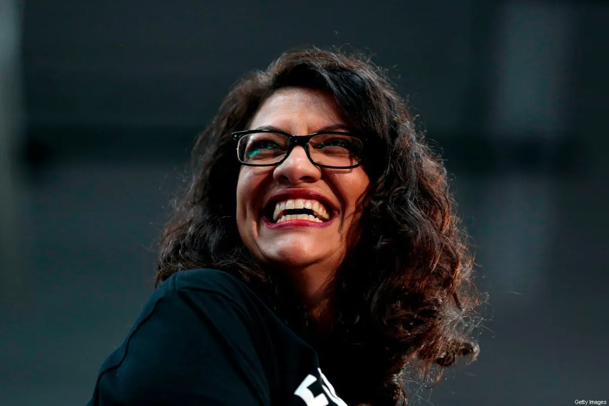 A deputada Rashida Tlaib (D-MI) ao endossar o candidato presidencial democrata de 2020, o senador Bernie Sanders (D-VT) durante um comício de campanha na Cass Technical High School em Detroit, Michigan, em 27 de outubro de 2019. [ Jeff Kowalsky/AFP via Getty Images]
