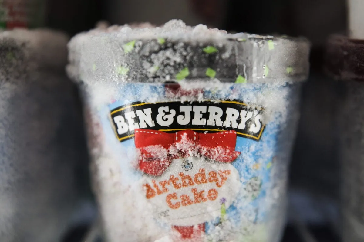 Pote de sorvete Ben and Jerry's, fabricado pela Unilever Plc, em um freezer em um supermercado Morrisons, operado pela Wm Morrison Supermarkets Plc, em Saint Ives, Reino Unido, na quarta-feira, 19 de agosto, 2020 [Chris Ratcliffe/Bloomberg via Getty Images]
