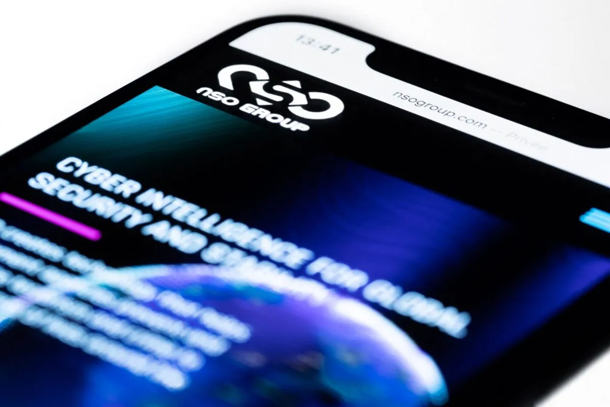 Smartphone visita o site do Grupo NSO, empresa israelense responsável por desenvolver o spyware Pegasus, em Paris, 21 de julho de 2021 [Joel Saget/AFP via Getty Images]