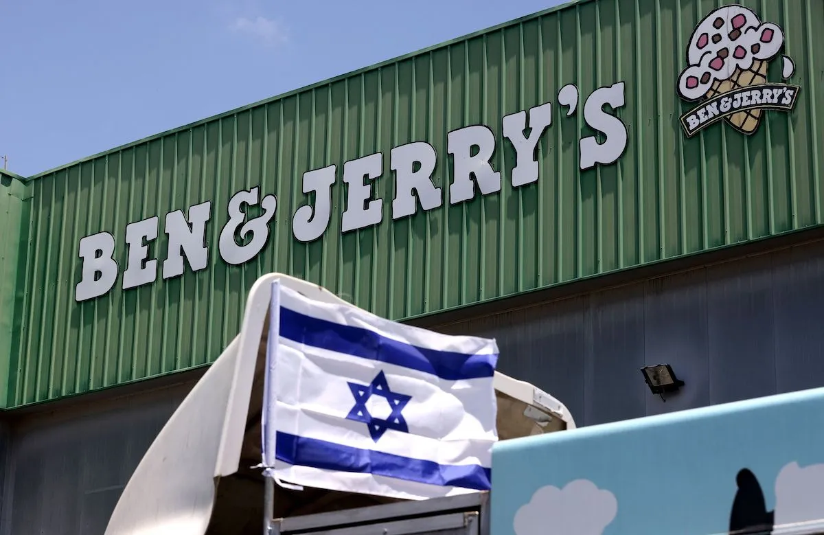 Bandeira israelense no topo de um caminhão da fabricante de sorvetes Ben & Jerry’s, em 21 de julho de 2021 [Emmanuel Dunand/AFP via Getty Images]