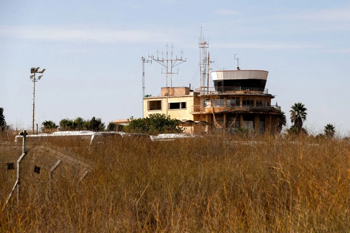 Edifício principal do Aeroporto Internacional de Jerusalém (Atarot), fechado ao tráfego civil desde a Segunda Intifada, perto de Ramallah, na Cisjordânia ocupada, em 25 de novembro de 2021 [Ahmad Gharabli/AFP via Getty Images]
