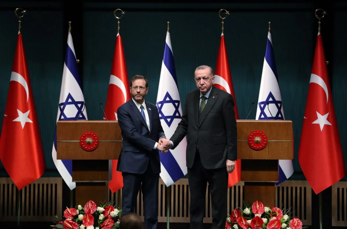 O presidente israelense Isaac Herzog e seu colega turco Tayyip Erdogan apertam as mãos durante uma coletiva de imprensa em Ancara, em 9 de março de 2022 [STR/AFP via Getty Images]
