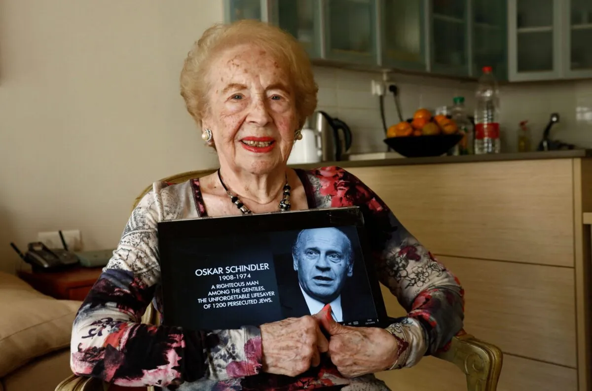 Uma foto tirada em 23 de novembro de 2019 na cidade israelense de Herzliya mostra Mimi Reinhardt, secretária de Oskar Schindler, um Industrial alemão que salvou a vida de centenas de judeus durante o Holocausto nazista. - Reinhardt morreu em 8 de abril de 2022 aos 107 anos [Gideon Markowicz/AFP via Getty Images]
