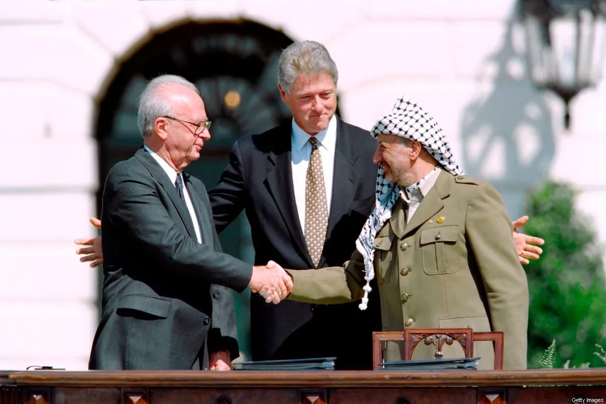 Da esquerda para a direita: Primeiro-Ministro de Israel Yitzahk Rabin; Presidente dos EUA Bill Clinton; e Yasser Arafat, secretário-geral da Organização para a Libertação da Palestina (OLP), em Washington DC, 13 de setembro de 1993, após assinatura dos Acordos de Oslo [J. DAVID AKE/AFP]