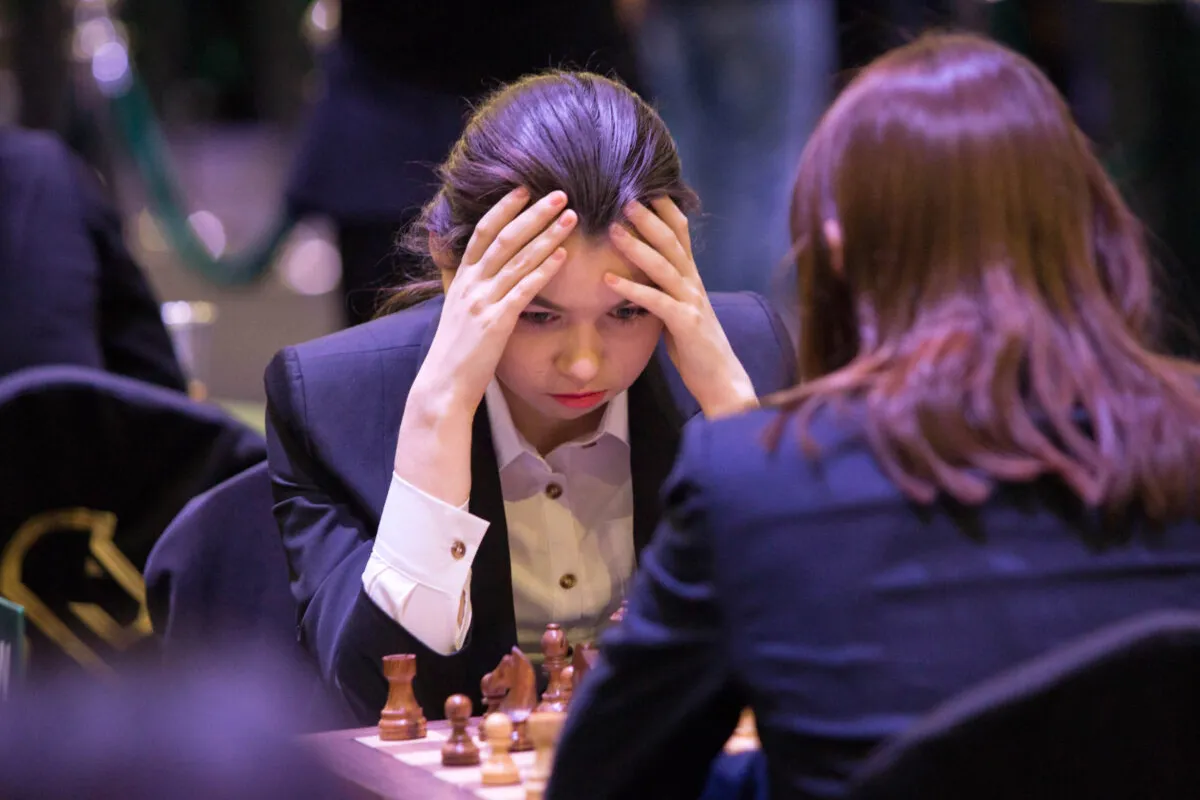 Participantes do King Salman World Rapid and Blitz Championships, a primeira competição internacional de xadrez realizada na Arábia Saudita, na capital Riad, em 26 de dezembro de 2017 [Stringer/ AFP via Getty Images]
