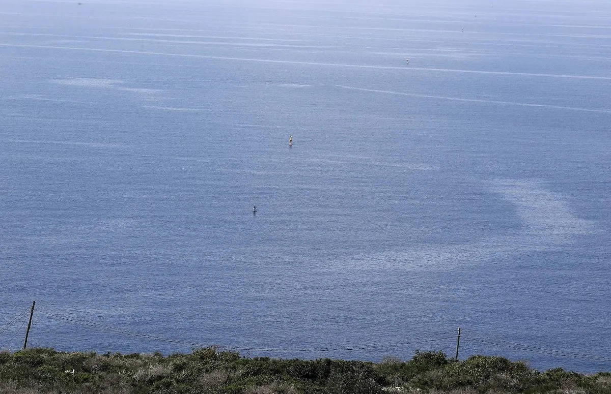 Uma foto tirada em 24 de fevereiro de 2018 da cidade libanesa de Naqura, na fronteira com Israel, ao sul de Beirute, mostra as fronteiras marítimas entre o Líbano e Israel. [Joseph Eid/AFP via Getty Images]
