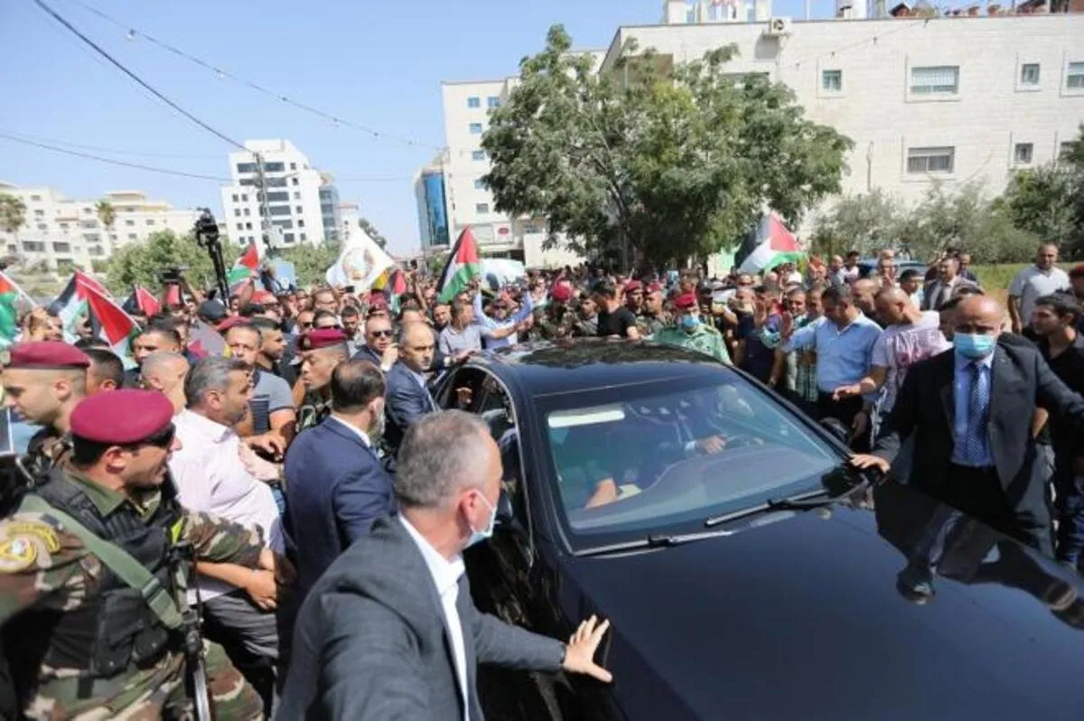 Palestinos saem as ruas para receber o Presidente da Autoridade Palestina Mahmoud Abbas após sua visita oficial à Alemanha, em 18 de agosto de 2022 [Quds Net]
