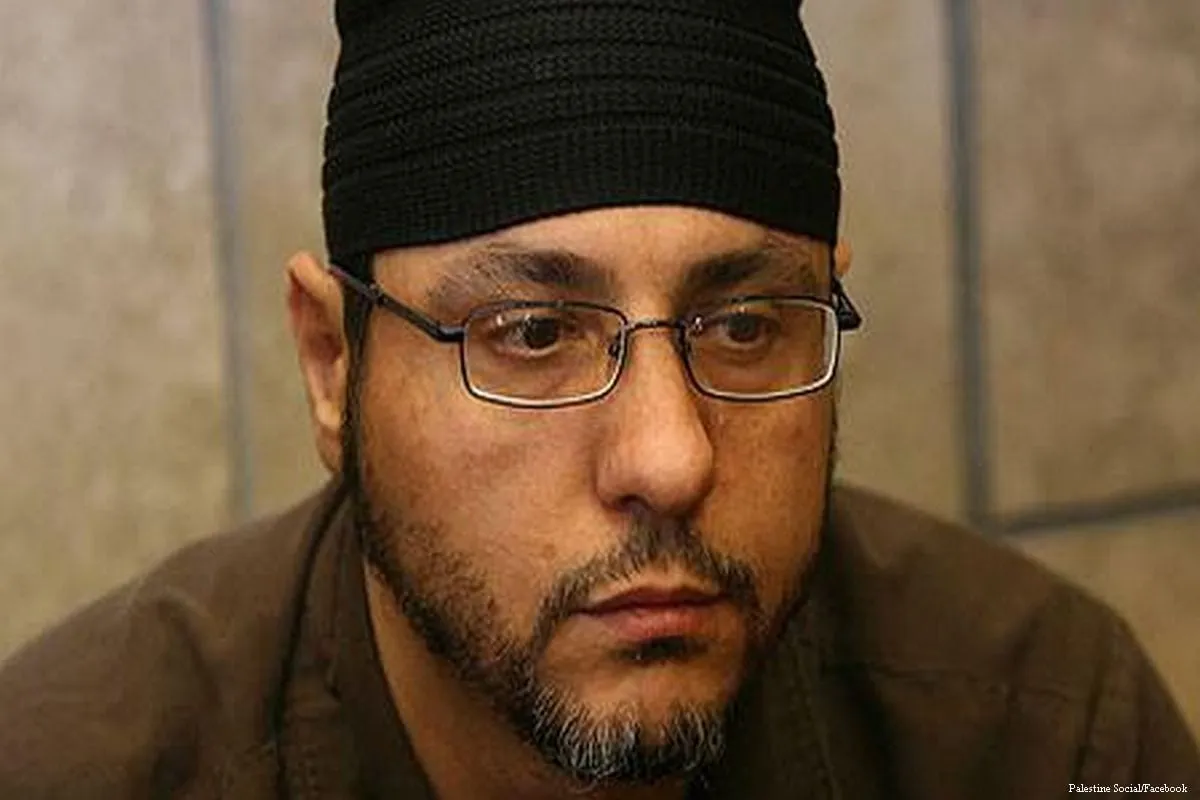 A família do prisioneiro palestino Abdullah Barghouti o visitou nesta terça-feira (13) em uma cadeia israelense, pela primeira vez desde sua abdução em 2003, reiterou a rede de notícias Quds Press.
 
Não há detalhes sobre quais parentes receberam autorização para visitá-lo.
 
Segundo fontes, a visita durou 45 minutos e foi realizada por trás de uma barreira de vidro, através de um aparelho telefone. Os familiares não puderam abraçá-lo.
 
Barghouti foi condenado a 67 prisões perpétuas sob acusações de orquestrar ataques de resistência que causaram a morte de cidadãos israelenses.
 
As Forças Especiais de Israel o detiveram em um hospital em al-Bireh, na Cisjordânia ocupada, em março de 2003, enquanto Barghouti acompanhava sua única filha para tratamento.
 
Em paralelo, a família do prisioneiro jordaniano Thaer al-Louzi pôde visitá-lo após quatro anos de negativa israelense. Os familiares receberam, entretanto, apenas dez minutos. Sob ameaça de greve de fome por parte de al-Louzi, os familiares obtiveram alguns minutos adicionais.
 
No último ano, um tribunal sionista condenou al-Louzi a 19 anos de prisão por supostamente atacar cidadãos israelenses na cidade de Eilat, em 2018.
