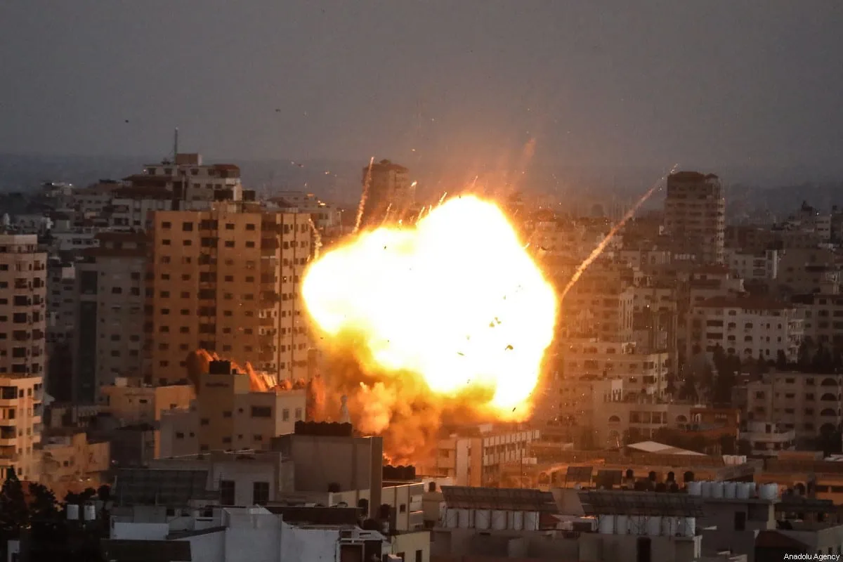 Fumaça sobe após um bombardeio israelense sobre o prédio do Complexo do Governo Ansar na Cidade de Gaza, Gaza em 14 de maio de 2021 [Ali Jadallah / Agência Anadolu] 
