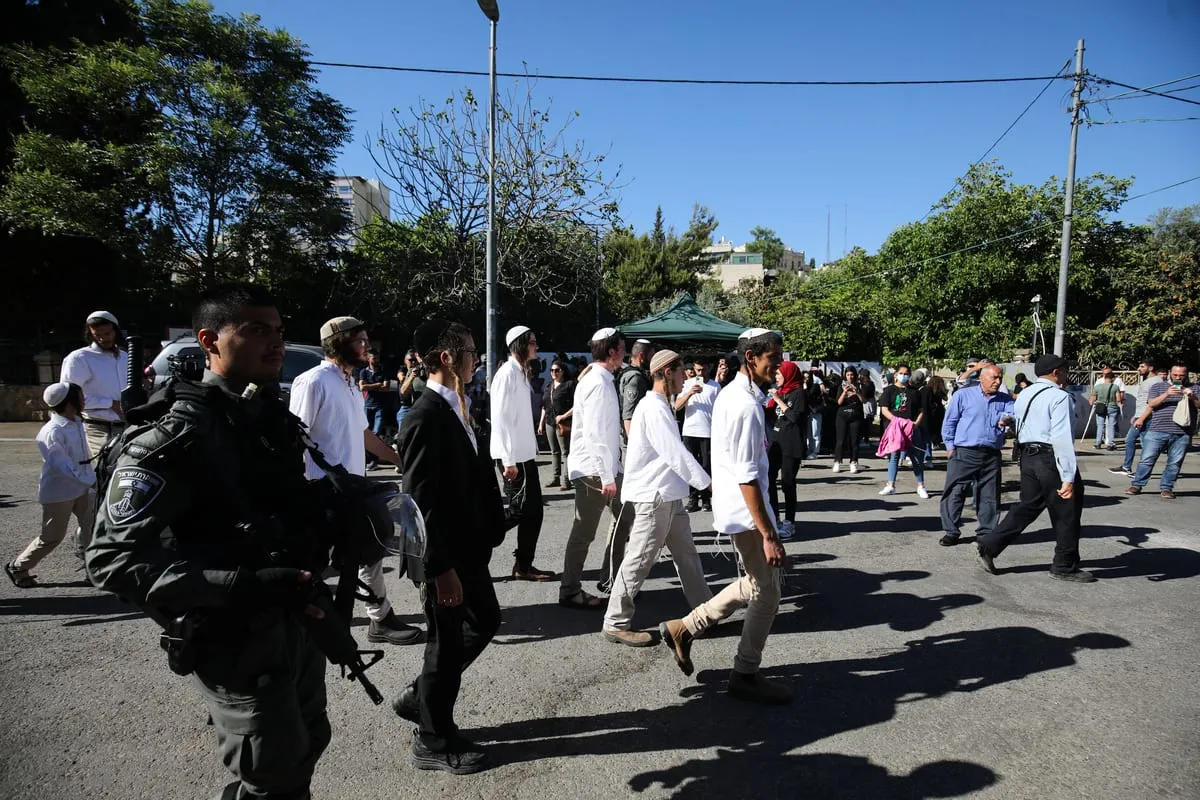 Colonos e forças israelenses invadem Jerusalém enquanto palestinos protestam em 15 de maio de 2021 [Mostafa Alkharouf/Agência Anadolu]
