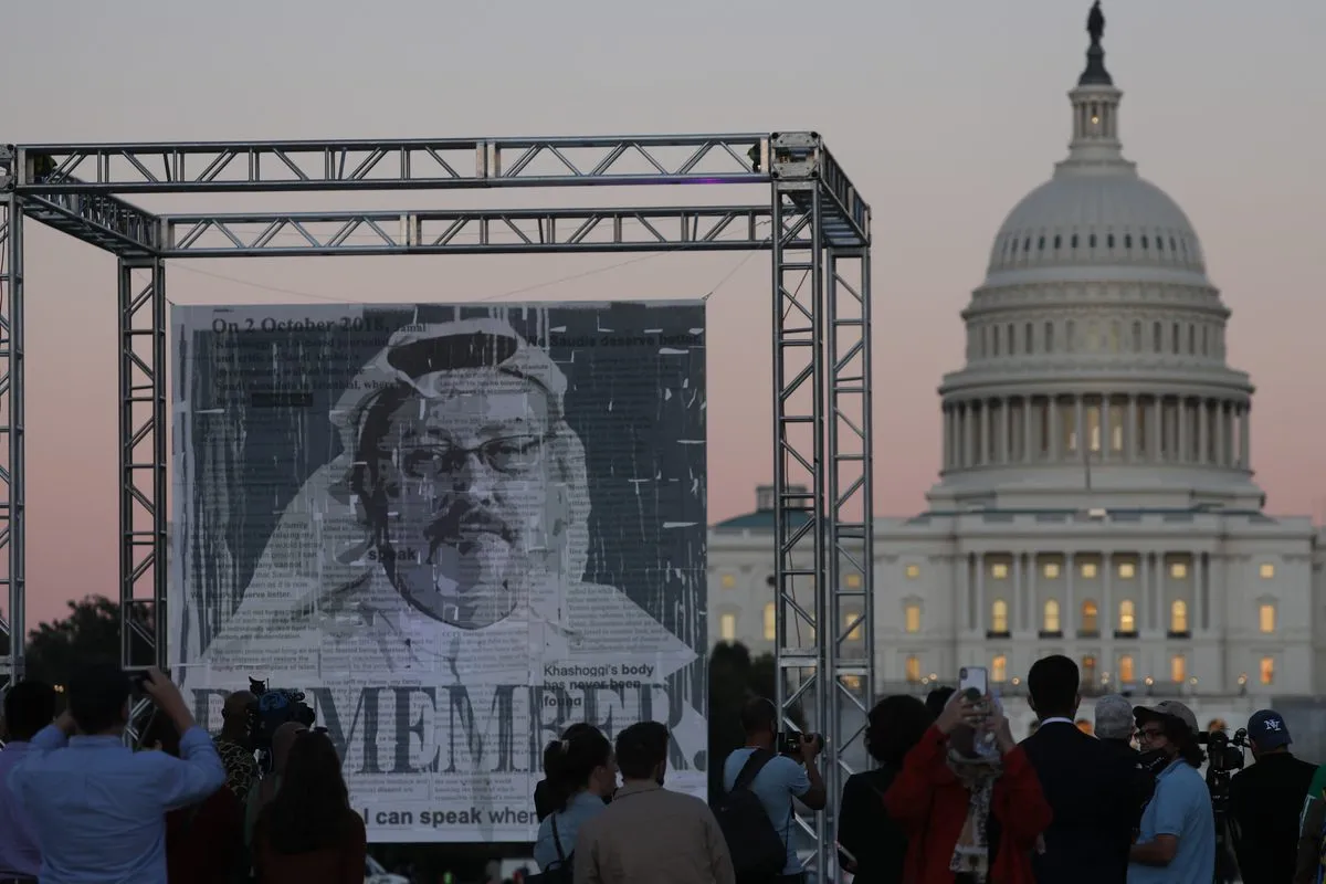Cerimônia em memória do jornalista saudita Jamal Khashoggi, no terceiro aniversário de seu assassinato – dentro do consulado da monarquia em Istambul –, em frente ao Congresso dos Estados Unidos, na cidade de Washington, em 2 de outubro de 2021 [Yasin Öztürk/Agência Anadolu]
