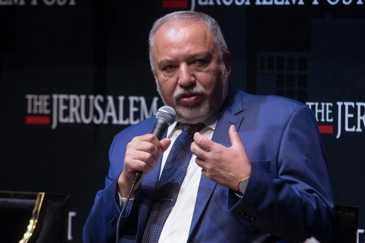 Ministro das Finanças de Israel Avigdor Liberman em Jerusalém ocupada, 12 de outubro em 2021 [Amir Levy/Getty Images]
