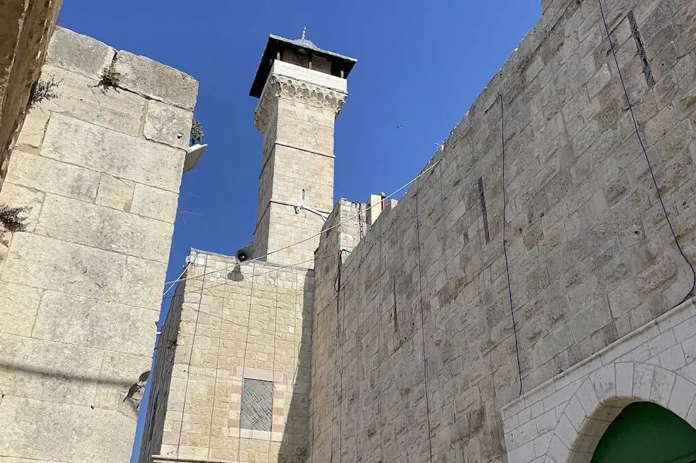 Escavações israelenses ao redor do Túmulo dos Patriarcas (Mesquita Abraâmica) em Hebron (Al-Khalil), na Cisjordânia ocupada, em 22 de fevereiro de 2022 [Issam Rimawi/Agência Anadolu]
