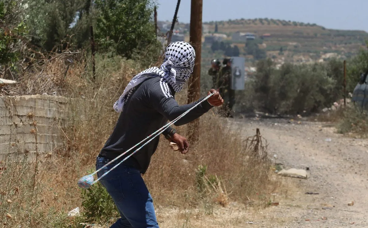  Palestinos protestam contra assentamentos judaicos, na aldeia Qafr Qaddum de Nablus, Cisjordânia, em 10 de junho de 2022. Manifestantes queimaram pneus e jogaram pedras após repressão das forças israelenses [Nedal Eshtayah/Agência Anadolu ]
