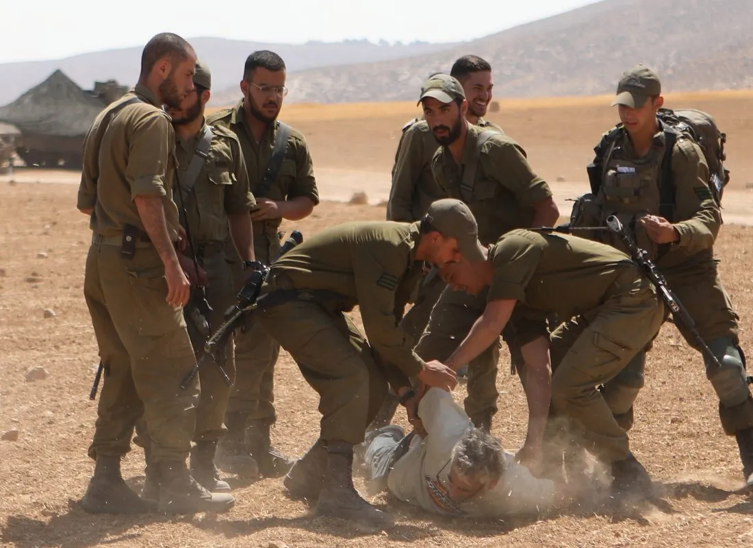 Forças israelenses intervêm em palestinos que reagem ao exercício militar do exército israelense em áreas residenciais de aldeões palestinos no distrito de Masafer Yatta em Hebron, Cisjordânia, em 22 de junho de 2022 [Mamoun Wazwaz/Agência Anadolu]
