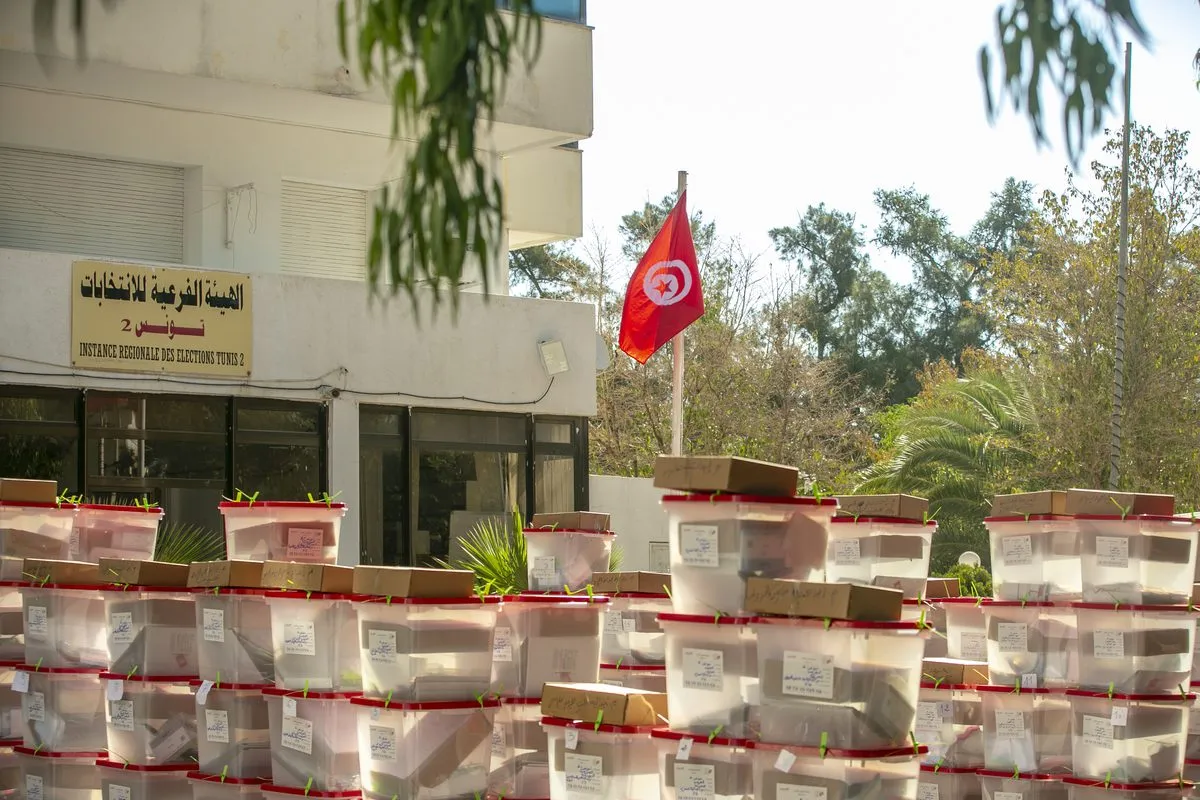 As urnas com as cédulas são vistas como parte dos preparativos das eleições antes do referendo constitucional da Tunísia em Túnis, Tunísia, em 24 de julho de 2022. [Yassine Gaidi - Agência Anadolu]
