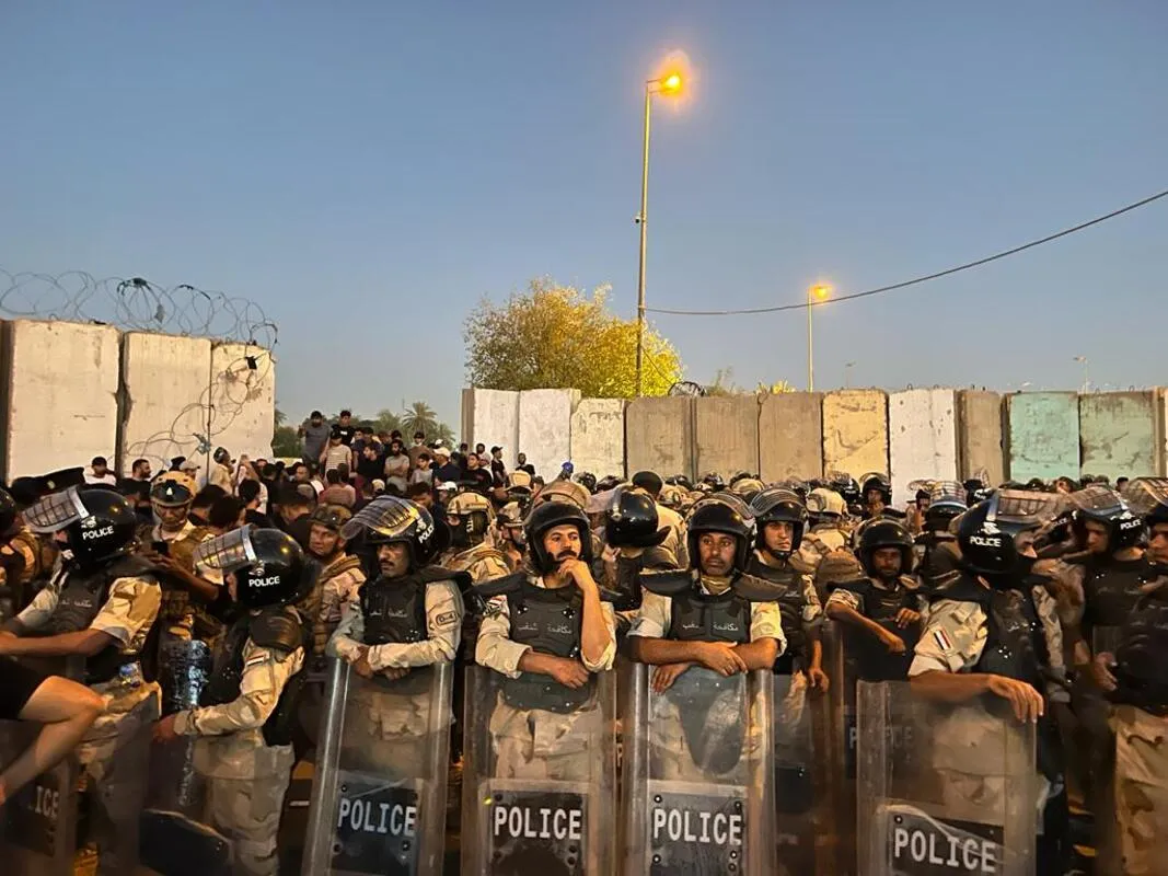 Polícia iraquiana monta guarda enquanto grupos xiitas pró-Teerã elegem o novo primeiro-ministro, em Bagdá, 27 de julho de 2022 [Haydar Karaalp/Agência Anadolu]
