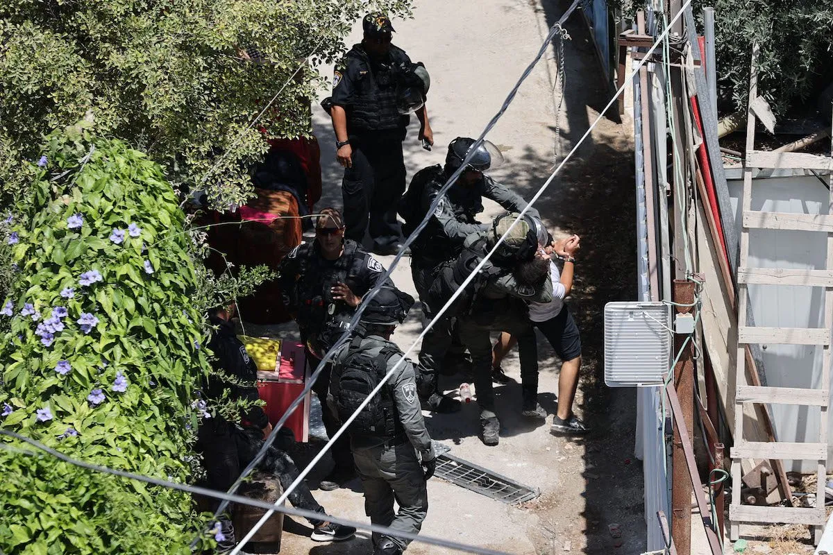 Forças israelenses prendem palestinos e demolem a residência da família Abu Sine, no distrito de Silwan, em Jerusalém ocupada, 3 de agosto de 2022 [Mostafa Alkharouf/Agência Anadolu]
