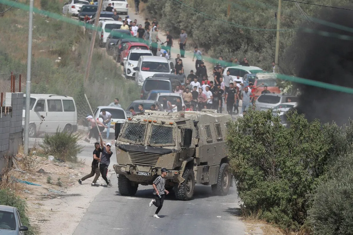 Forças israelenses prenderam ao menos 12 palestinos em Nablus, na Cisjordânia ocupada, em 30 de agosto de 2022 [Issam Rimawi/Agência Anadolu]
