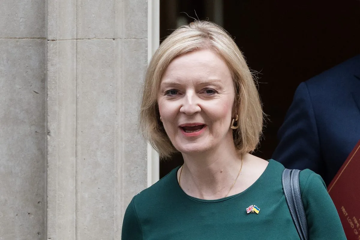 A primeira-ministra britânica Liz Truss sai da 10 Downing Street para a Câmara dos Comuns para anunciar o plano de seu governo [Wiktor Szymanowicz - Agência Anadolu]
