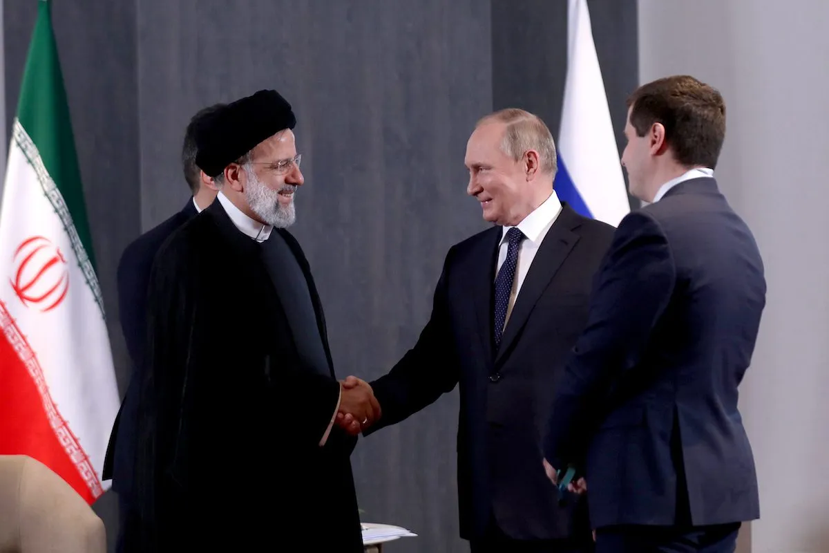 Presidente da Rússia Vladimir Putin encontra-se com seu homólogo iraniano Ebrahim Raisi, durante cúpula da Organização de Cooperação de Xangai, em Samarcanda, Uzbequistão, 15 de setembro de 2022 [Presidência do Irã/Agência Anadolu]
