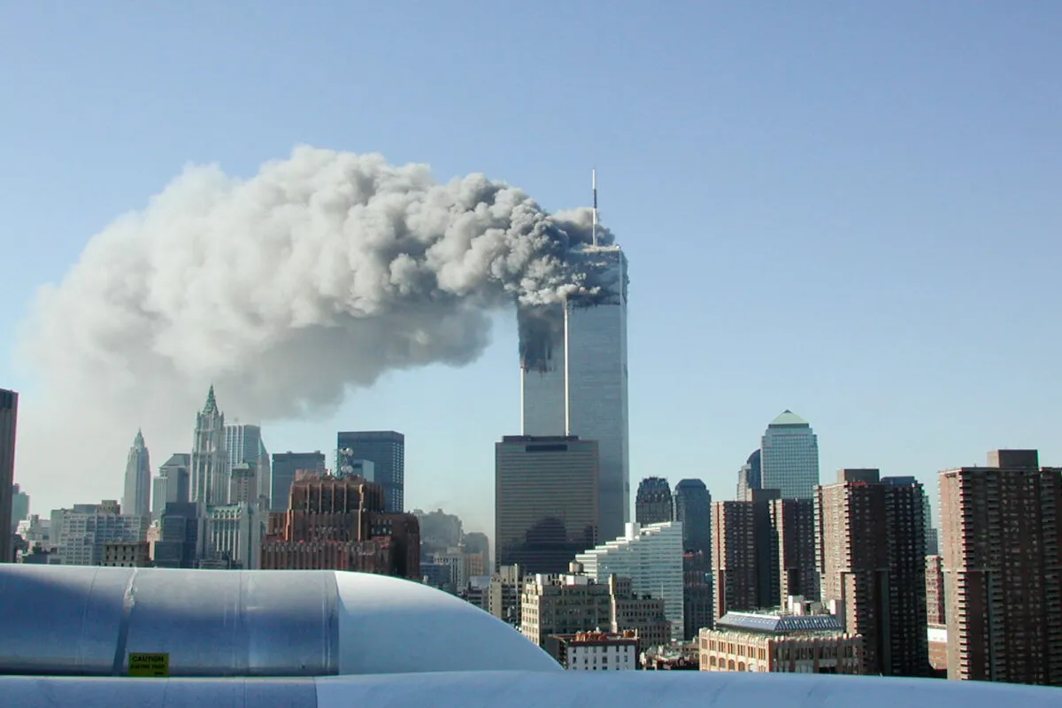 Atentado ao World Trade Centes em Nova York, 11 de setembro de 2001 [Fabina Sbina e Hugh Zareasky/Getty Images]