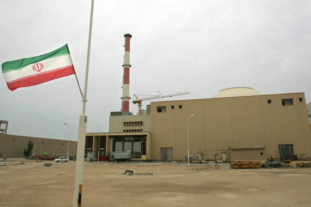Bandeira iraniana do lado de fora o prédio que abriga o reator da usina nuclear de Bushehr na usina de Natanz. Em 3 de abril de 2007. [Behrpiz Mehri/AFP via Getty Images]
