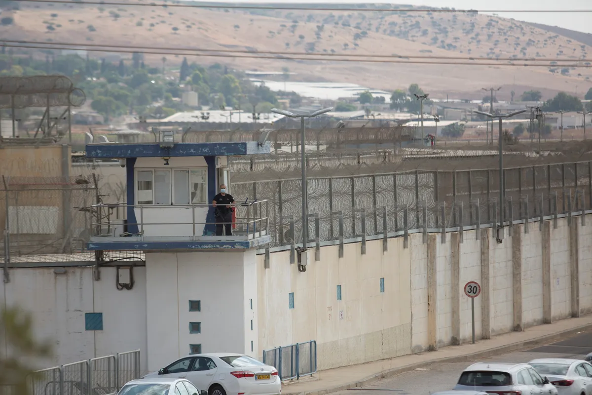 Penitenciária israelense de Gilboa, de onde seis prisioneiros palestinos conseguiram escapar, em 6 de setembro de 2022 [Amir Levy/Getty Images]
