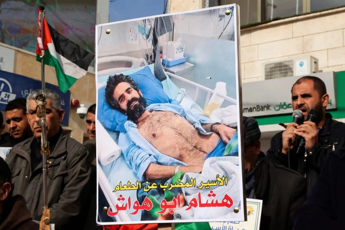  Apoiadores e parentes de prisioneiro palestino em greve de fome Comício de Hisham Abu Hawash em sua vila de Dura, a oeste de Hebron, na Cisjordânia ocupada, em 2 de janeiro de 2022 [Hazem Bader/AFP via Getty Images]
