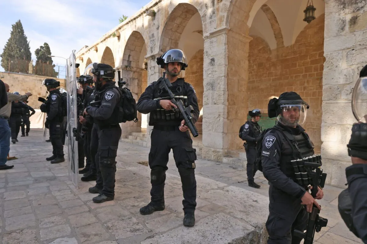 Forças israelenses invadem a Mesquita de Al-Aqsa, em Jerusalém ocupada, 22 de abril de 2022 [Ahmad Gharabli/AFP via Getty Images]
