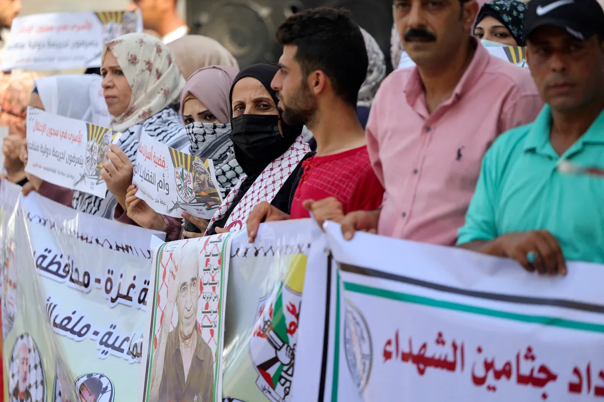 Protesto em solidariedade aos prisioneiros palestinos em greve de fome nas cadeias de Israel, em frente ao escritório da Cruz Vermelha na Cidade de Gaza, em 29 de agosto de 2022 [Mohammed Abed/AFP via Getty Images]
