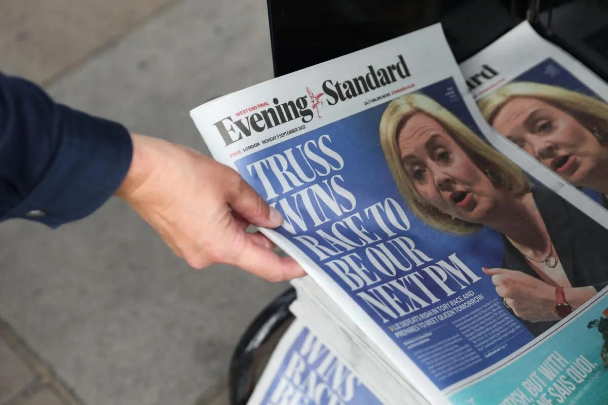 Jornal britânico Evening Standard retratando a líder do Novo Partido Conservador da Grã-Bretanha e a próxima primeira-ministra Liz Truss após sua eleição, Londres, em 5 de setembro de 2022 [Isabel Infantes/AFP via Getty Images] 
