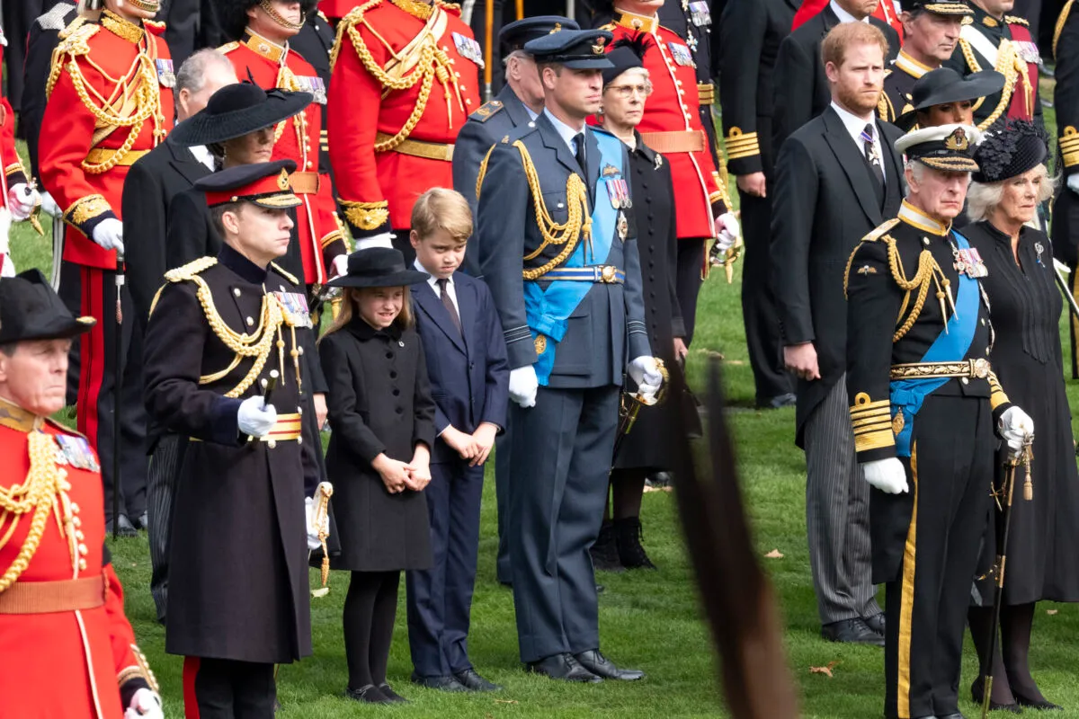 Rei Charles III da Grã-Bretanha, Rainha Consorte Camilla, Príncipe de Gales William, Princesa de Gales Catherine, príncipe George, princesa Charlotte, duque de Sussex príncipe Harry, duquesa de Sussex Meghan,  vice-almirante Timothy Laurence, assistem ao caixão da falecida rainha Elizabeth II chegar ao Wellington Arch da Abadia de Westminster em 19 de setembro de 2022 em Londres, Inglaterra [Bryn Colton/Getty Images]
