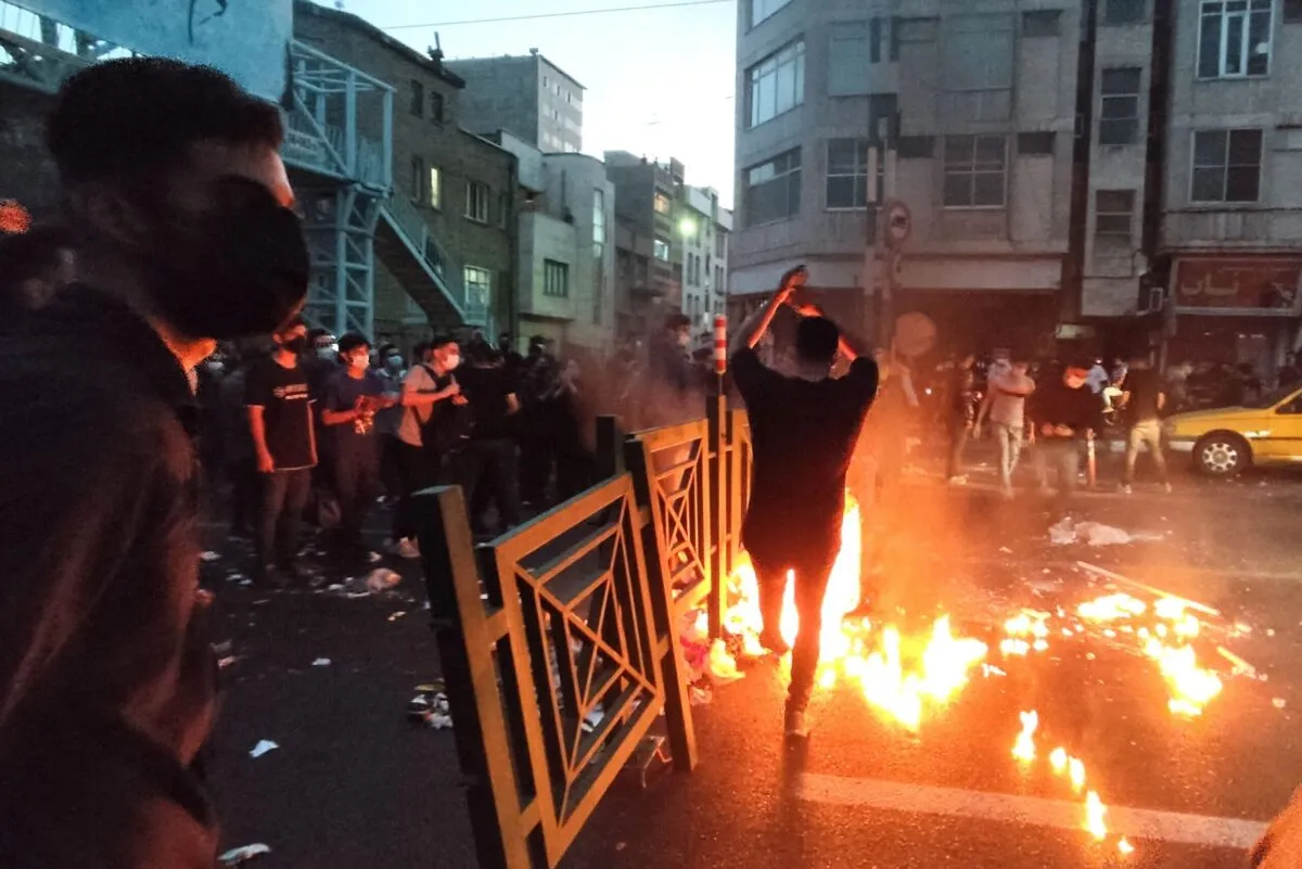 Protestos tomam as ruas de Teerã após a morte de Mahsa Amini, em custódia da polícia, 21 de setembro de 2022 [AFP via Getty Images]
