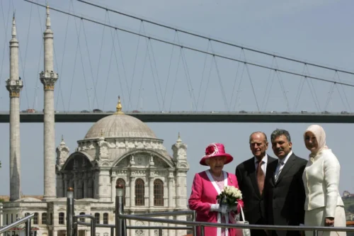 Rainha Elizabeth II da Grã-Bretanha assina seu nome no livro de visitantes do Colégio Kabatas, em Istambul, 15 de maio de 2008 [Mustafa Ozer/AFP via Getty Images]