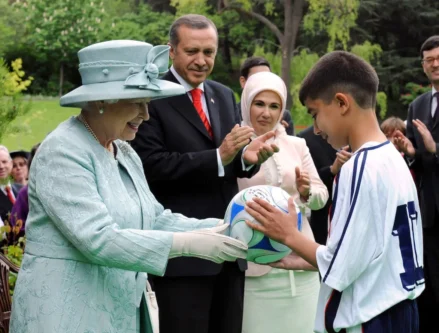 Da esquerda para a direita: Rainha Elizabeth II, príncipe Philip, presidente da Turquia Abdullah Gül e sua esposa Hayrunnia Ozyurt, em frente à mesquita de Ortaköy, em Istambul, 15 de maio de 2008. A rainha britânica e seu consorte realizaram uma visita de quatro dias à Turquia, a primeira desde 1971 [Mustafa Ozer/AFP via Getty Images]