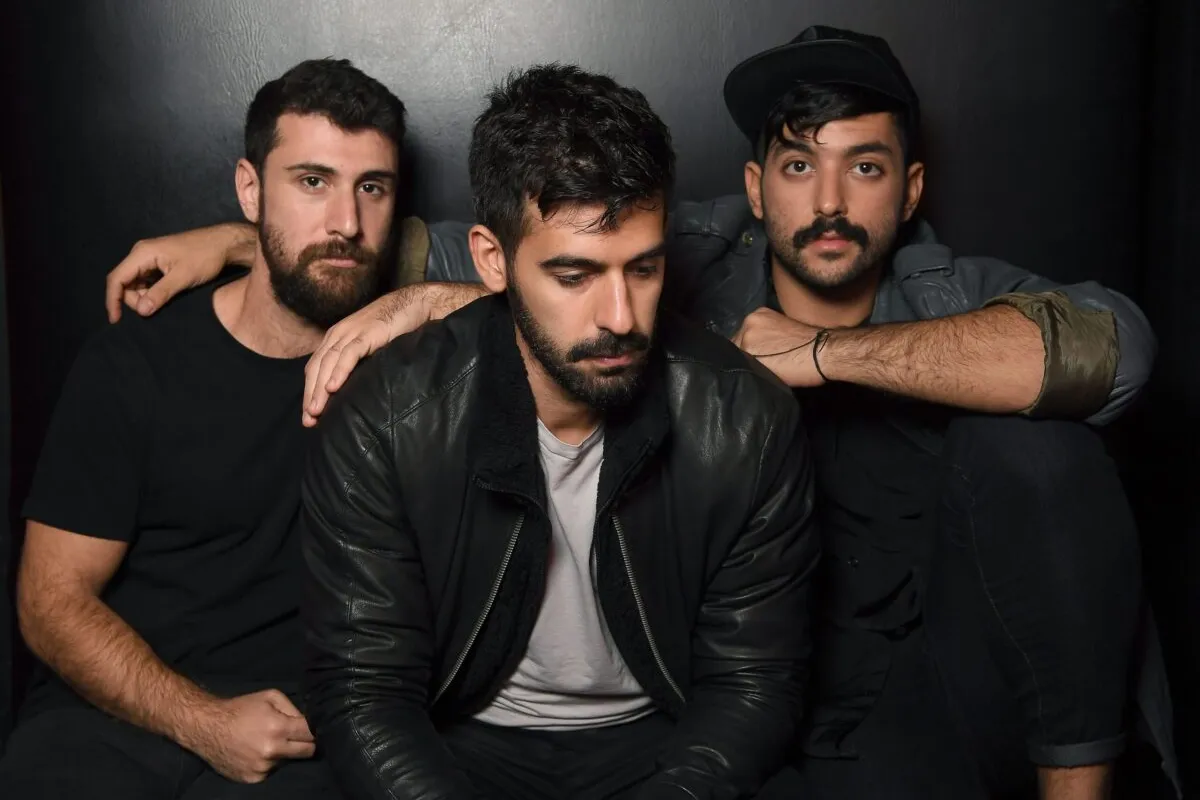 Os músicos Haig Papazian, Carl Gerges e Hamed Sinno do Mashrou' Leila posam para uma foto em 1º de novembro de 2017 em Nova York. O grupo símbolo de solidariedade enfrentou  uma dura reação. [Angela Weiss/AFP via Getty Images]
