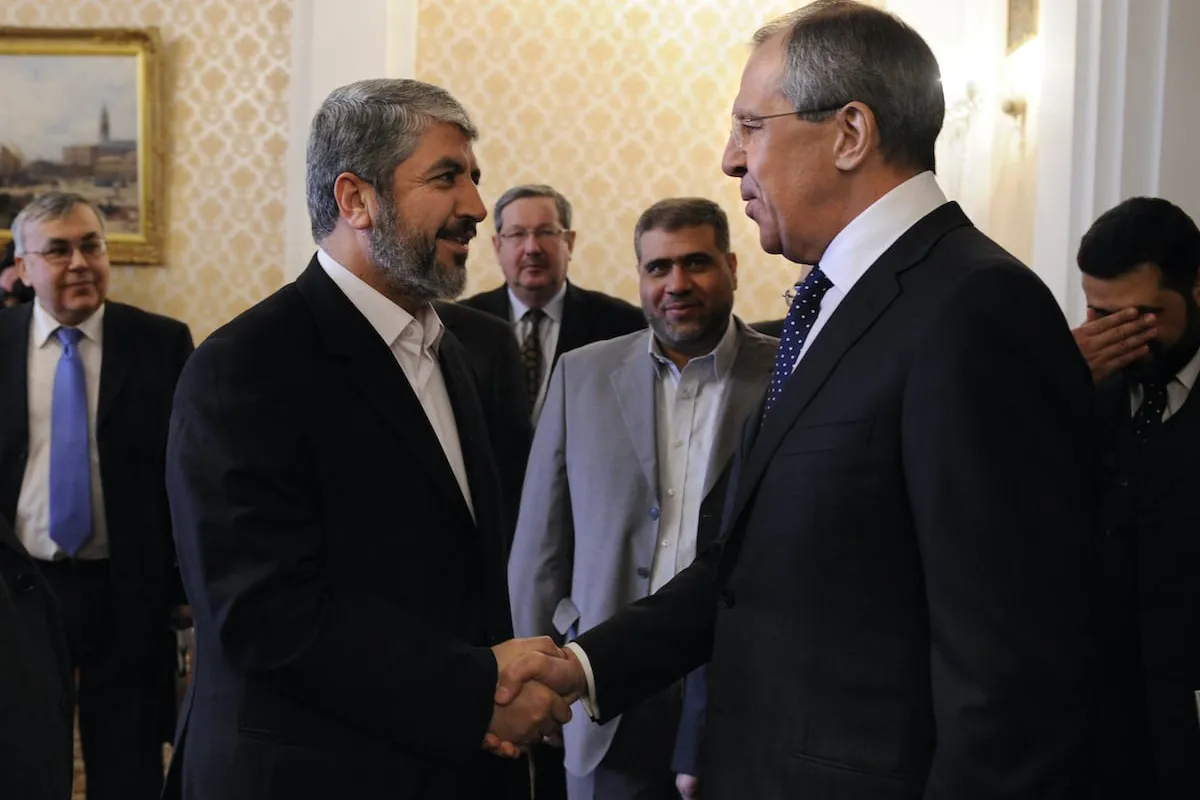 O chanceler russo Sergei Lavrov (dir) cumprimenta o líder exilado do Hamas Khaled Meshaal (esq) em Moscou em 8 de fevereiro de 2010. [Natália Kolesnikova/AFP via Getty Images] 

