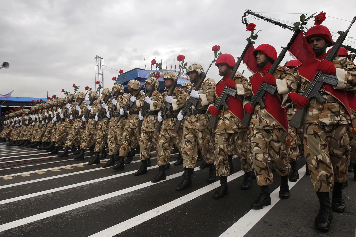 Soldados iranianos durante parada do Dia do Exército em Teerã, 18 de abril de 2010 [Behrouz Mehri/AFP via Getty Images]

